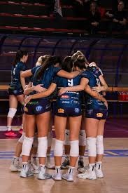 皇马四将染黄，贝林厄姆违规进场遭警告